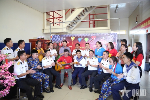 Thanh âm mùa xuân trên thềm lục địa phía Nam - Bài 1 Cây đàn ghi-ta trên tàu Trường Sa